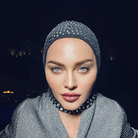 Zpěvačka Madonna se sympatiemi k obličejové józe netají. Můžeme se jen dohadovat, zda za její tváří bez vrásek skutečně stojí denní cvičení, nebo spíš práce plastických chirurgů.