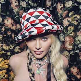 Klasický látkový klobouk nemusí být nuda, když stejně jako Madonna vsadíte na kontrastní barvy. Barevné trojúhelníky nás prostě baví.