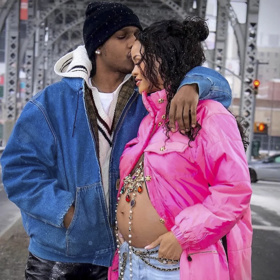 1. Rihanna své těhotenství oznámila světu prostřednictvím série fotek z romantické procházky ulicemi newyorského Harlemu, kam vyrazila s partnerem, rapperem A$AP Rockym.

Její outfit se okamžitě stal hitem mezi nastávajícími maminkami. Rihanna se nafotila v růžové bundě značky Chanel, kterou nechala ležérně rozepnutou a na bříško jí volně splývala bižuterie stejné značky. 