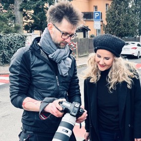 Narozeniny jsme s Vendulou Pizingerovou oslavili tak trochu prací, série fotek k jejím sloupkům vám brzy představíme. Postaral se o ni fotograf Dan Sklenář. 