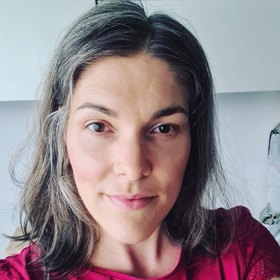 Za projektem stojí fotografka, která působí pod uměleckým jménem Remi Doe.