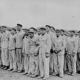 Pak jim byl přidělen mundúr s trojúhelníkem, jehož barva určovala do jaké skupiny patří (politický vězeň, Žid, homosexuál...)