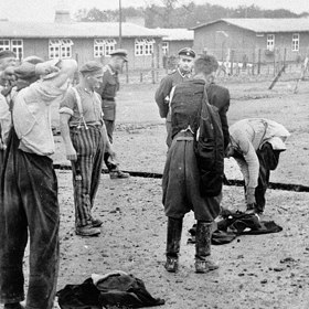Všichni vězni se museli po příjezdu do Buchenwaldu svléknout donaha a podrobit se dezinfekci.