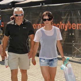 Na Mezinárodním filmovém festivalu v Karlových Varech neváhala vystavit na odiv svá štíhlá vypracovaná stehna. Doprovodil ji její trenér Petr Novák.