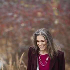 Remi Doe si sama přestala barvit vlasy a dala průchod šedinám.