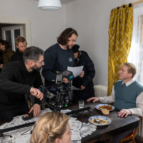 Herec Pavel Batěk ztvárnil roli kaplana Cyrila Burgeta.