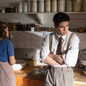 Marek Adamczyk se objeví v roli baptistického kaplana Františka, který pomáhá pašovat Bible a jinou křesťanskou literaturu.