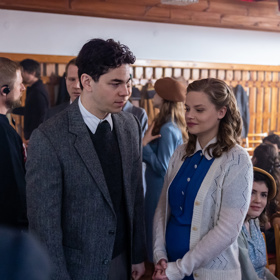 Herečka Alžběta Fišerová hraje v pražském Divadle Radka Brzobohatého, ve filmu Bůh nepřítel se objeví po boku Marka Adamczyka.
