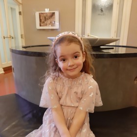 S Milenou Konstantinovou dělala redakce Lifee.cz exkluzivní rozhovor v prostorách jedné pražské kavárny. Milenka si na sebe kvůli tomu oblékla šaty, které její postava nosí v seriálu.