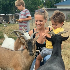 Zpěvačka vysvětluje, že se syny Matyášem a Adamem raději tráví čas venku než před televizí. 