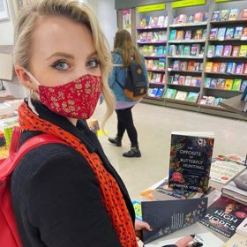 Evanna Lynch si v sérii filmů o Harrym Potterovi zahrála Lenku Láskorádovou. Dnes je z ní spisovatelka.