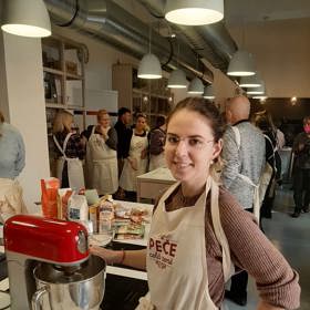 Redaktorka Lifee.cz Veronika Nováková si pod vedením Josefa Maršálka a jeho kolegyně Michaely Landové vyzkoušela pečení kynutých koláčů.