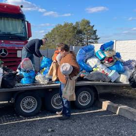 Na místě společně s manželkou materiálně a také finančně podpořili ukrajinské občany prchající před válkou.