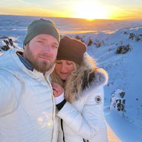 Letenky jsem dala Josefovi k narozeninám, že s tím spláchneme zároveň i narozeniny moje. Při východu slunce u zamrzlého vodopádu mi pak daroval prstýnek z pouti, který jsem si moc přála.