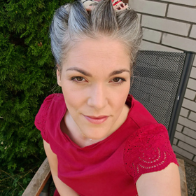 Sedmatřicetiletá Remi Doe je krásná žena.