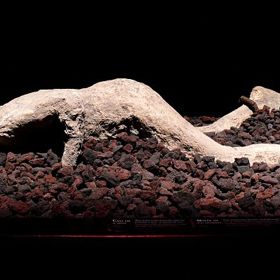 Pohled do minulosti nabízí mrtvola otroka nalezená v Pompejích. Na kotnících jsou ještě patrné zbytky okovů.