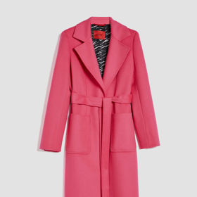 Ikonický kabát z čisté vlny s tygří podšívkou ve fuchsiovém odstínu. MAX&Co., 12 000 Kč.