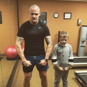 Josh Herdman se vedle herectví věnuje také zápasům MMA a cvičení. Tady je v tělocvičně se svým synem Morganem.