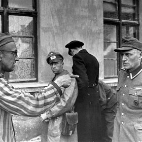 Když na konci války osvobodili tábor Buchenwald Američané, role se obrátily. 