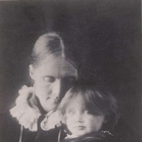 S matkou Julií pojil Virginii velmi silný vztah. Po její smrti se poprvé psychicky zhroutila.