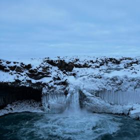Island je kouzelná a drsná země. O tom jsme se přesvědčili na vlastní kůži. Během pobytu jsme zhlédli i několik zmrzlých vodopádů, jako třeba tento.