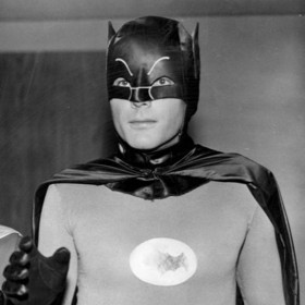 V porovnání s modernějšími představiteli Batmana nedisponoval Adam West vyrýsovanými svaly, byť nosil obtáhnutý trikot.