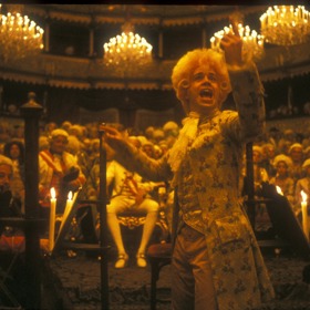 Amadeus: Geniální skladatel Wolfgang Amadeus Mozart musí čelit vražedným intrikám Antonia Salieriho, který mu závidí jeho úspěch.