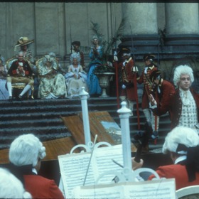 Miloš Forman to neměl na natáčení v Praze lehké. Ředitel Stavovského divadla, zarputilý soudruh Jiří Pauer, vykřikoval, že tam nikdy nesmí vkročit noha Američana a zrádce.