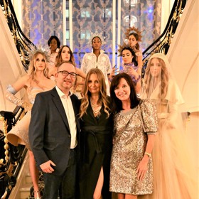 Návrhářka Beata Rajská navštívila v Paříži také módní přehlídku slovenské kolegyně Jitky Klett (dole uprostřed), se kterou ji pojí dlouholeté přátelství.