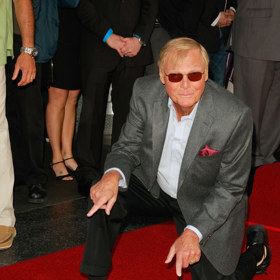 Adam West zůstal navždy hercem jedné role. Ale fanouškové na něj nikdy nezapomněli. Na fotografii z dubna 2012 pózuje se svou hvězdou na Chodníku slávy.