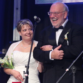 3. Zpěvák Honza Nedvěd (75) si bral svoji Pavlínku před vyprodanou Lucernou. Dělí je 35 let.