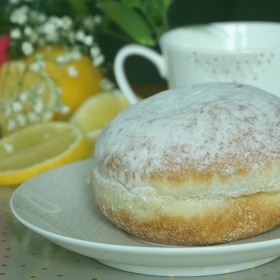 K masopustu neodmyslitelně patří také koblihy, které se ovšem musí smažit na sádle. Potom se posypou cukrem a můžou se podávat i s marmeládou.
