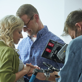 V seriálu Chlap hraje bývalou ženu Ondřeje Franka a současnou ředitelku nemocnice herečka Jitka Ježková.