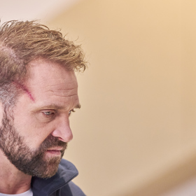 Tomáš Maštalír je sice Slovák, v seriálu Chlap ale mluví česky.