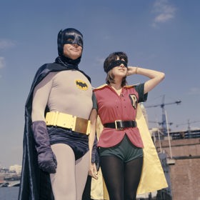 A tady je Adam West v plné barvě, po boku má ženskou verzi Robina v podání Sally James.