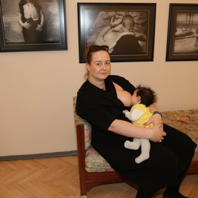 Dcerku Josefínu přesto kojila do jejích pěti let.