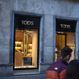 Luxusní značka Tod's, která se zaměřuje především na výrobu obuvi a dalšího koženého zboží, nesmí v ulicích Říma rozhodně chybět.