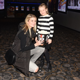 Modelka a televizní moderátorka Iveta Lutovská Vítová vyrazila do kina na film Haftaňan s dcerkou Anetkou.