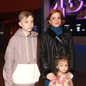 Michaela Maurerová se svými dětmi - starším synem Josefem a mladší dcerou Emmou.