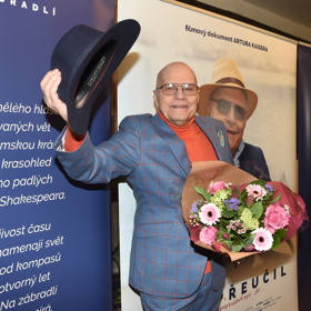 Herecký bard Jan Přeučil vzpomíná na Miloše Kopeckého jako na staršího kolegu, který mu uděloval dobré rady ohledně hereckého projevu a oblékání.