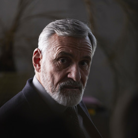 Karel Straka (Jan Čenský): Vrchní státní zástupce s velmi dlouhými prsty. Ví, že má velkou moc a nebojí se ji používat.