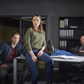 Šéfka: Vedoucí pražské mordparty Karla Langerová (Kateřina Winterová) je každým coulem profesionálka. Trápí ji však podezřelá smrt manžela Ondřeje. A tak se snaží případ vyřešit na vlastní pěst.