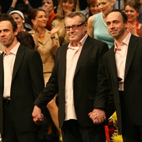 Miloš Forman se svými staršími syny Matějem a Petrem. Matěj se věnuje především výtvarnému umění, Petr je herec a vystupuje také s loutkami.