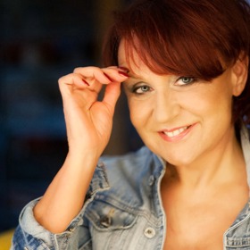 „Dělí nás plus mínus pár let, každý máme svůj pohled na svět… Každý máme co hledat a co ztrácet,“ dodává Petra Janů.