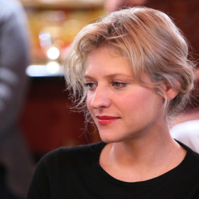 Herečku Jitku Ježkovou můžeme znát ze seriálu Doktoři z Počátků nebo Jetelín. Proslavila se rolí ve filmu Báječná léta pod psa.