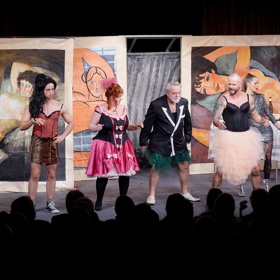 Crazy komedie Krasavci na chmelu pobavila diváky vtipnými převleky.