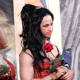 Černá paruka Milanu Peroutkovi sluší. Nová role od Václava Upíra Krejčího teď zřejmě bude na delší dobu jeho oblíbenou.