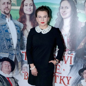 Herečka Dana Morávková oblékla černé koktejlky s bílým límečkem, ve kterých připomínala přísnou paní učitelku.