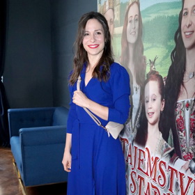 Veronika Khek Kubařová, která v pohádce Tajemství staré bambitky 2 hraje královnu Julii, přišla na slavnostní premiéru ve slušivých modrých šatech a s širokým úsměvem.