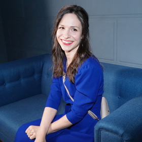 Veronika Khek Kubařová v modrých šatech celá zářila, z dlouho odkládané premiéry pohádky Tajemství staré bambitky 2 má velkou radost.